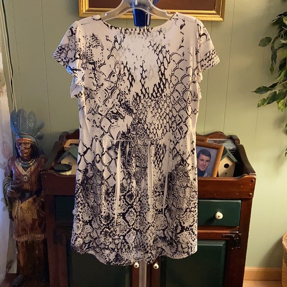 Apt. 9 unique black and white pattern top with embellishments M - Picture 3 of 14